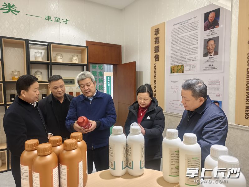 黄梁在粒粒饱科技开发公司调研。 长沙晚报全媒体记者 盛磊 摄