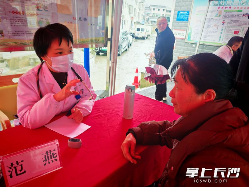 长沙市第三医院专家深入乡村，为村民开展一对一义诊服务。
