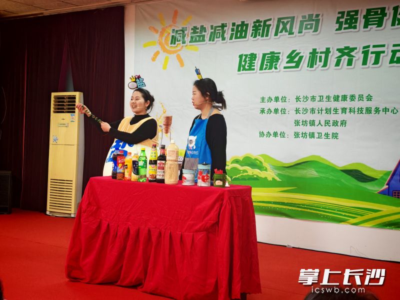 生动的情景剧让在场村民看得津津有味。 均为长沙晚报全媒体记者徐媛摄