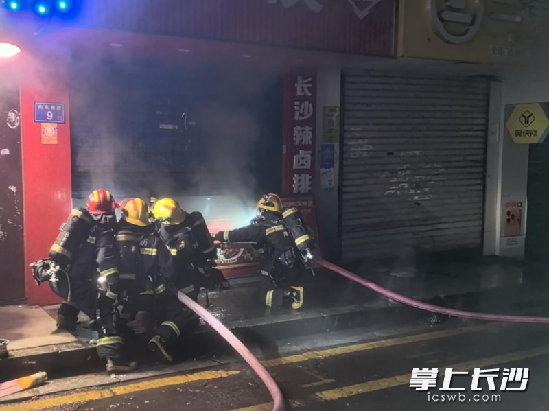 消防员正合力灭火。长沙晚报通讯员 罗霜操 摄