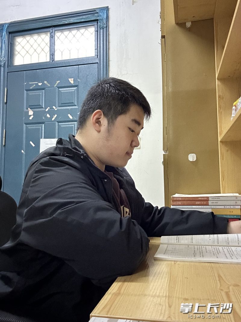 陈孜阳同学在学习。 长沙晚报全媒体记者 周小华 摄