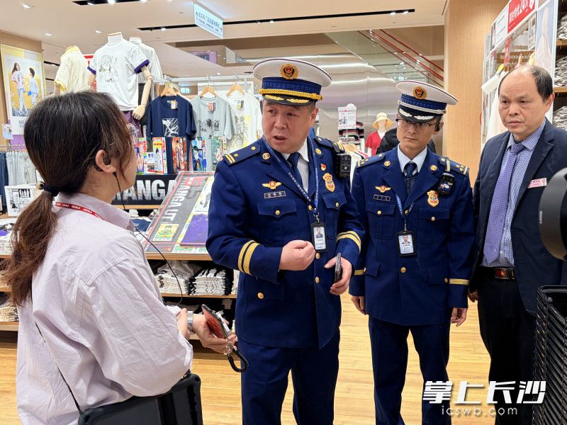 检查组在检查。长沙晚报通讯员 冯运文 摄