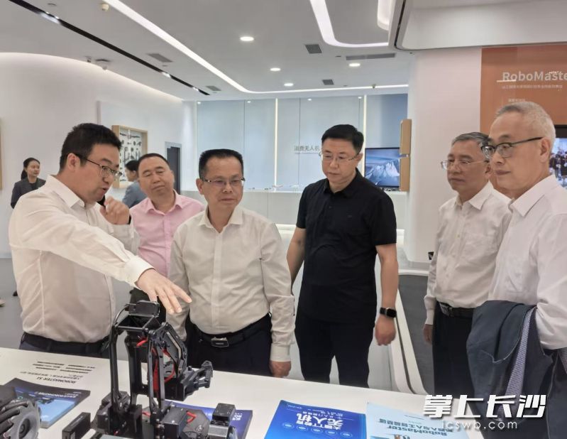 市人大常委会主任罗缵吉一行在深圳市大疆创新科技有限公司交流学习。 李保国 徐妙 摄