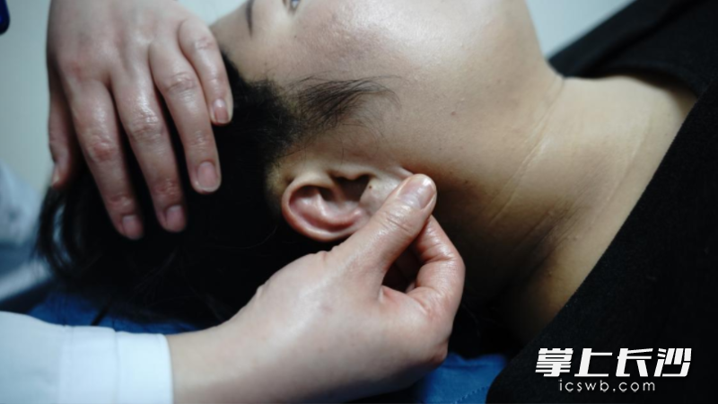 轻提耳尖可以清热，每日可向上轻提耳尖数次。通讯员供图