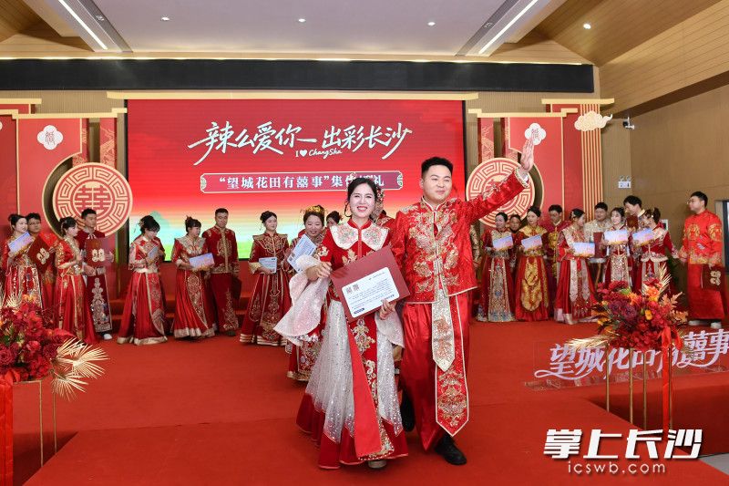 18对新人以春光为背景，以花海作殿堂，携手许下相守一生的誓言。