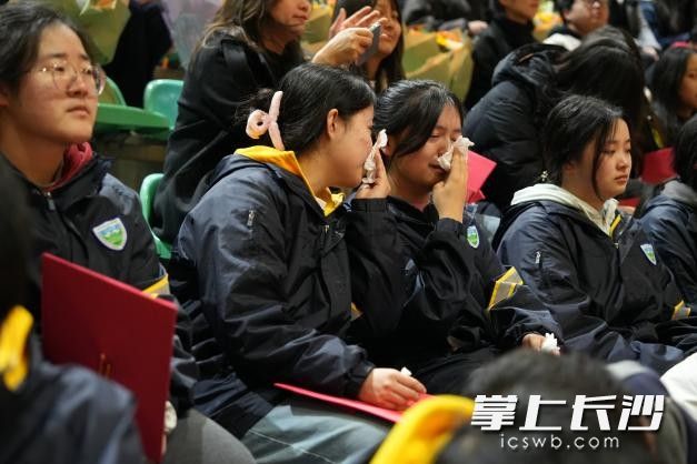 “赠信父母”环节也是催泪环节。