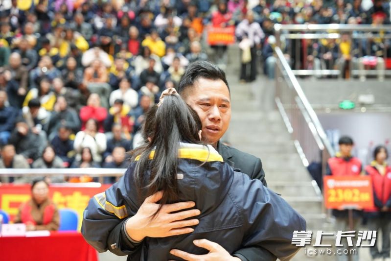 父女相拥落泪，台下掌声雷动。