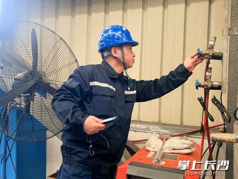 星邦智能兼职安全员周再良正在进行安全巡查。 均为长沙晚报全媒体记者舒元臻摄