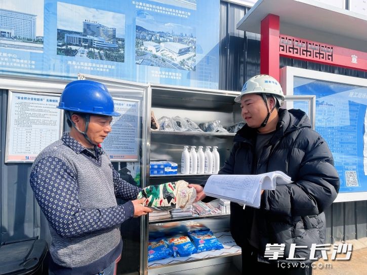 宁乡发展大桥建设项目工地上，现浇支架班组组长肖子其正在“安全积分货柜超市”兑换物品。