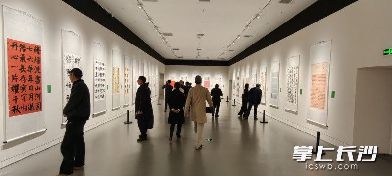 展览全面展现湖湘书法百花齐放、异彩纷呈的创作格局。 长沙晚报全媒体记者 肖舞 摄 展览全面展现湖湘书法百花齐放、异彩纷呈的创作格局。 长沙晚报全媒体记者 肖舞 摄