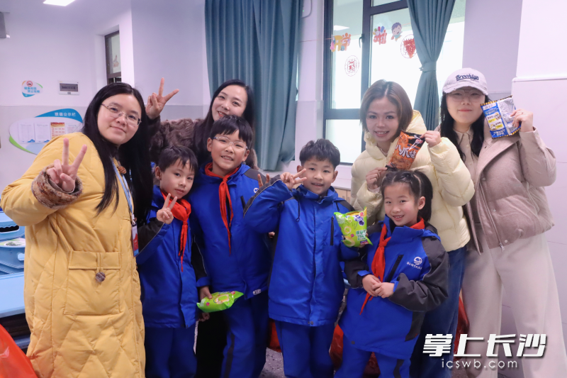 学校老师们化身“幸福信使”，传递一个个温暖小确幸。