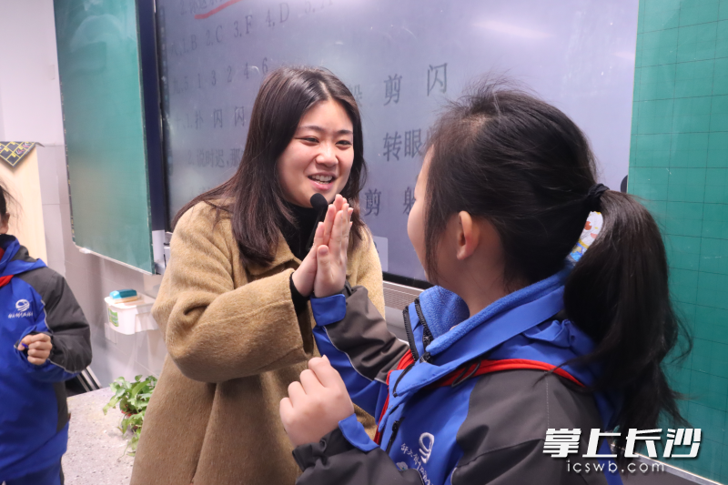 一次击掌也能传递幸福的力量。均为通讯员 李嘉欣摄