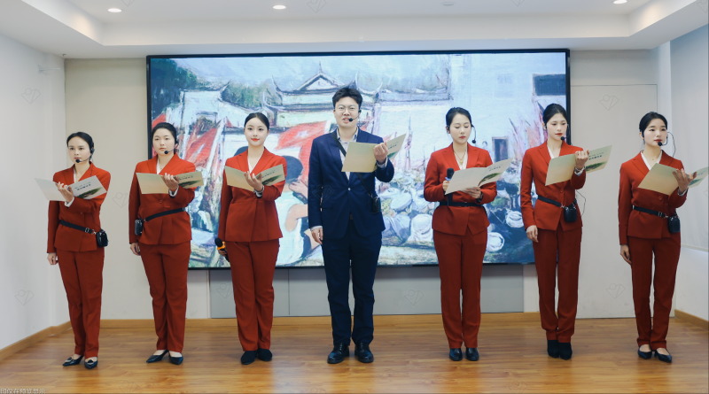 活动现场,讲解员们正饱含深情地诵读。 活动现场,讲解员们正饱含深情地诵读。