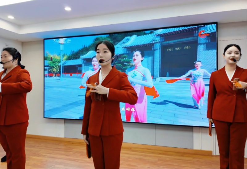宣讲团以一段《团结奋进新征程》拉开活动序幕。 宣讲团以一段《团结奋进新征程》拉开活动序幕。