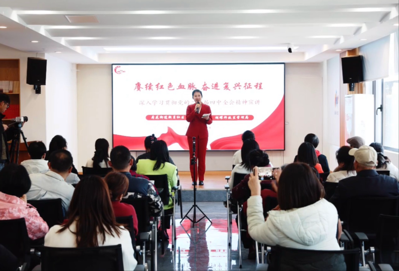 讲解员们依次登台。 讲解员们依次登台。