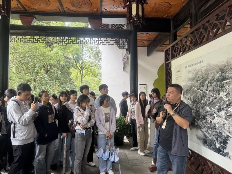 不惧“中年危机”，黄武仍然活跃在导游服务一线，每年坚持带团。