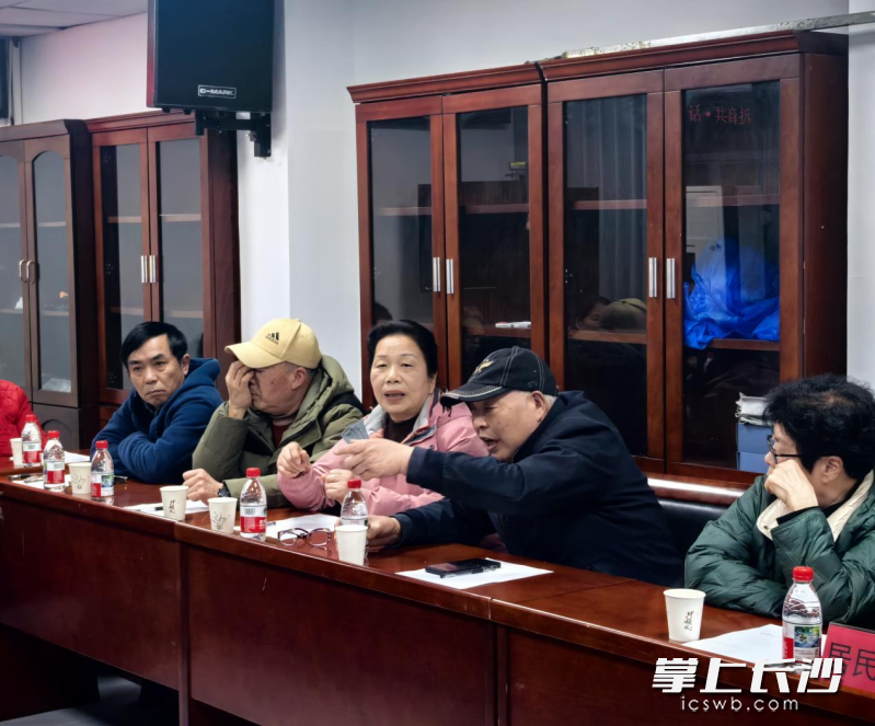 民意交流环节气氛热烈又务实。