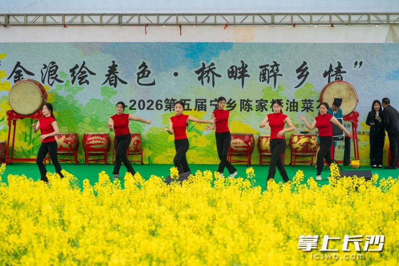 花海中的文艺表演吸引了村民游客的目光。 长沙晚报全媒体记者 陈飞 摄 花海中的文艺表演吸引了村民游客的目光。 长沙晚报全媒体记者 陈飞 摄