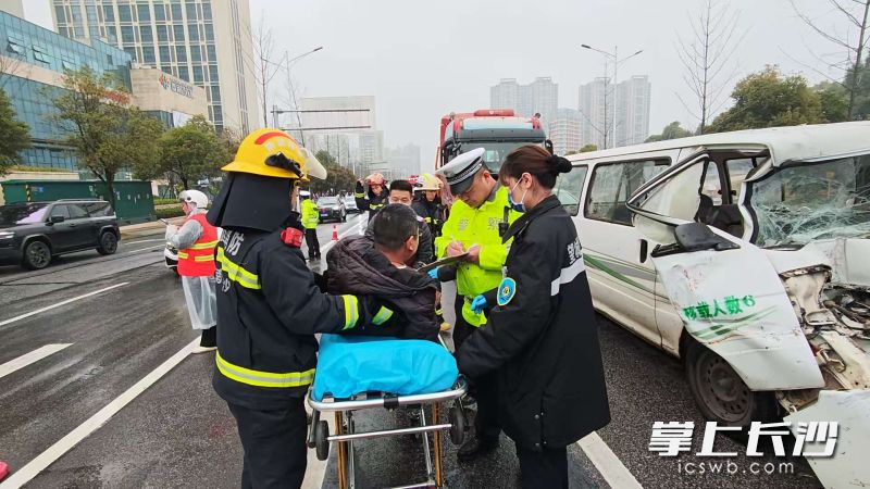 被困司机被成功营救。 长沙晚报通讯员 曹海亮 摄 被困司机被成功营救。 长沙晚报通讯员 曹海亮 摄