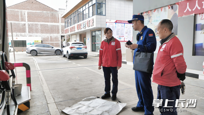 图为消防监督员在检查。 长沙晚报通讯员 寻艳 摄
