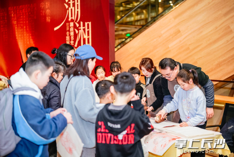 市民体验雕版印刷。 均为湘图供图