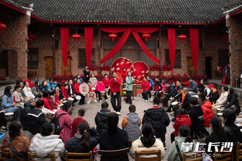 婚礼开始前的非洲手鼓律动环节。