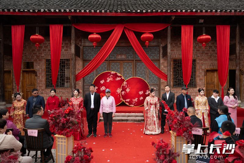 在亲友和嘉宾的共同见证下，四对新人圆满礼成。