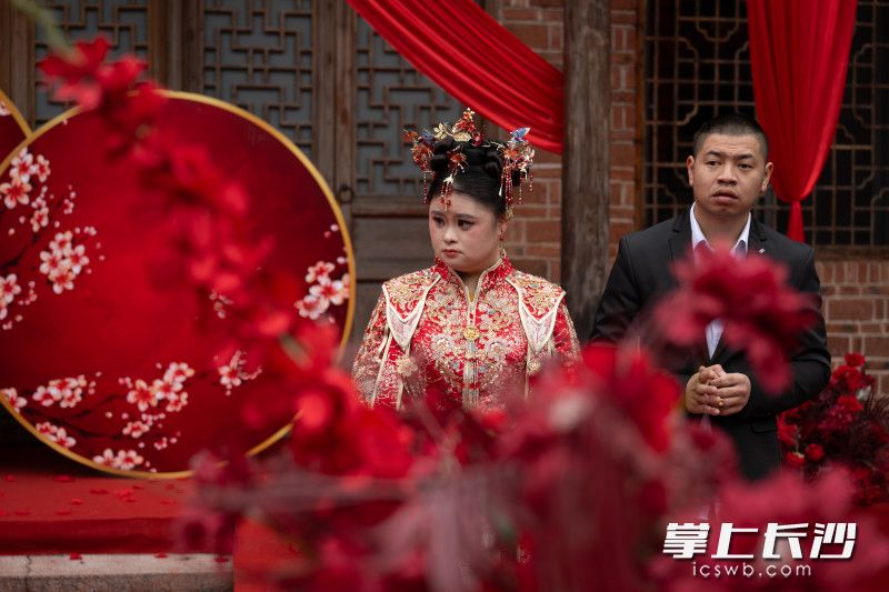 唐诗扬和老公在集体婚礼上。 均为长沙晚报全媒体记者黄启晴摄