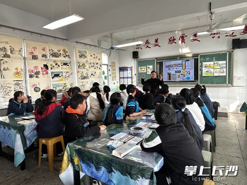 文艺志愿者现场授课中。 文艺志愿者现场授课中。