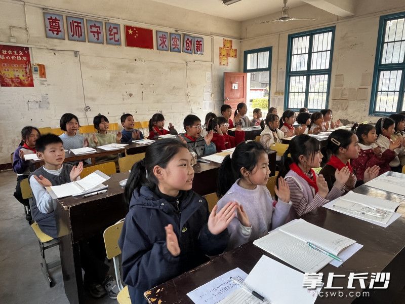孩子们在开心地学习。均为通讯员 供图 孩子们在开心地学习。均为通讯员 供图