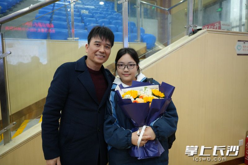 “成人礼”上，家长与孩子们合影。