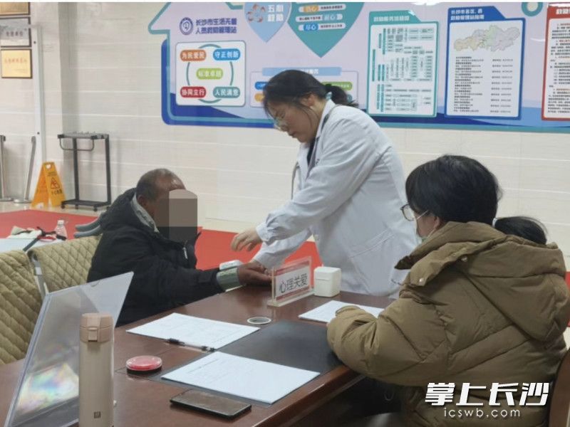 驻站医生为朱某林做健康检查。