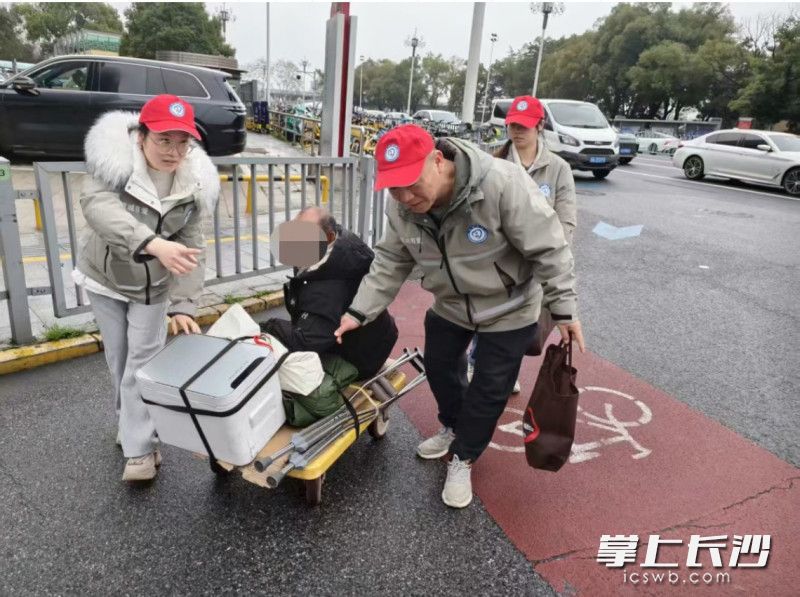 工作人员将朱某林接回长沙市救助管理站。 均为长沙市救助管理站供图