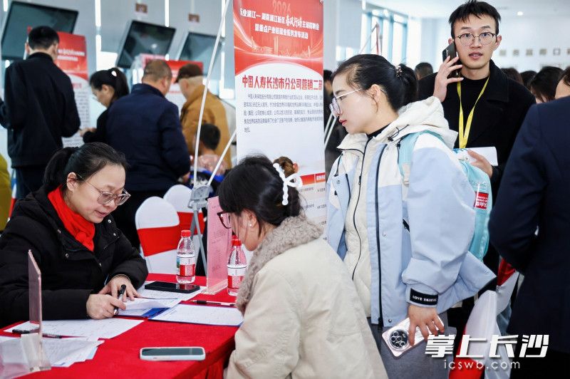 此次招聘会线上线下共收到简历3258份，1015人达成初步就业意向。