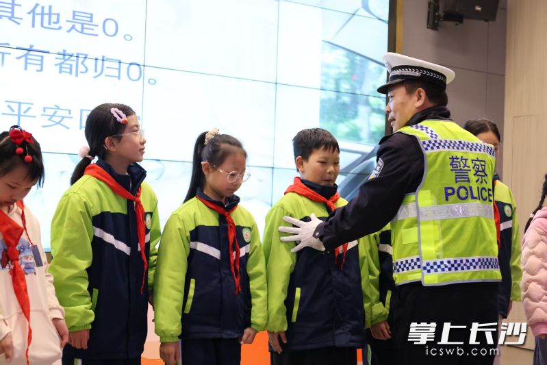 仪式结束后，开展了首场陪伴活动——“我是小交警”交通安全互动体验课。