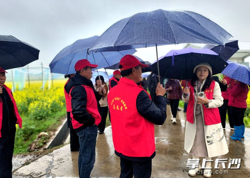 乡村干部、党员以及“五老”志愿者服务全程在岗。