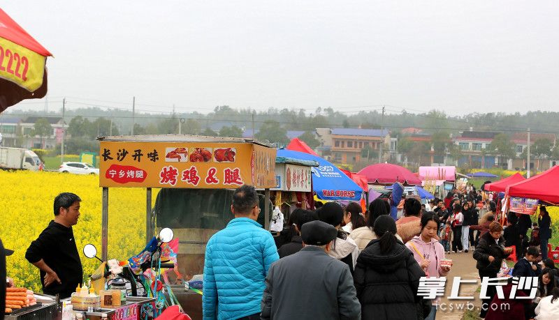 花田间，美食摊位前围满了游客。