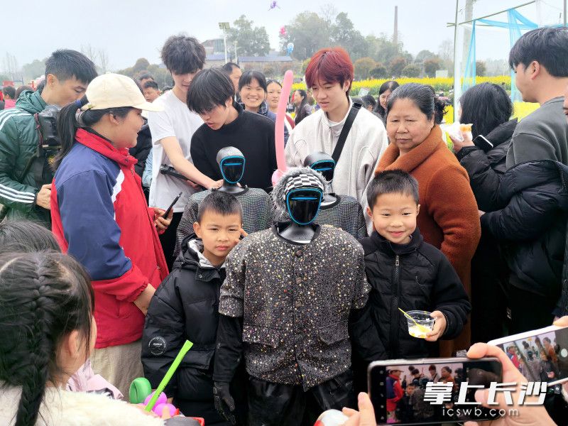 长沙文创艺术职业学院带来的机器人，为赏花增添了科技乐趣。