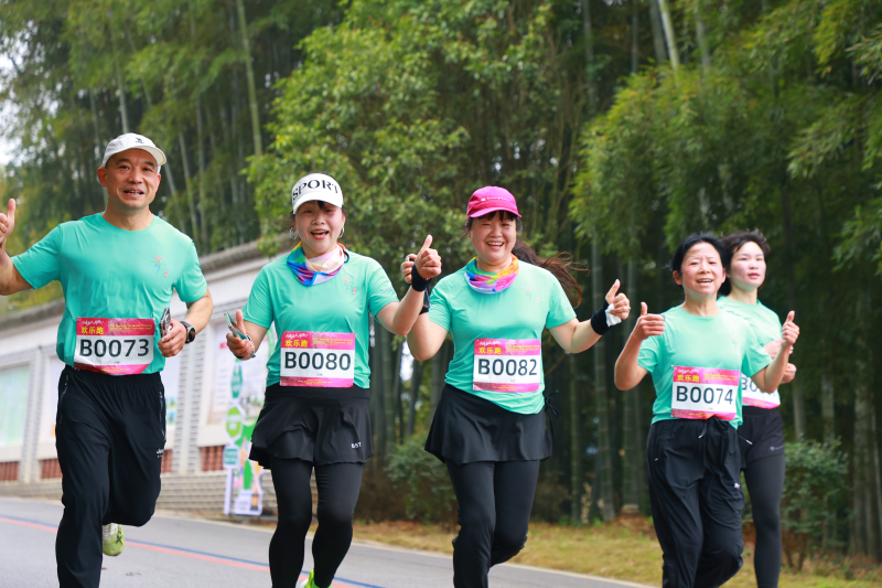 春风裹挟着花香,跑者们步伐矫健。 春风裹挟着花香,跑者们步伐矫健。