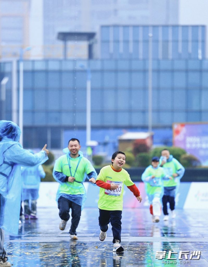 冲过终点赢得点赞。 冲过终点赢得点赞。