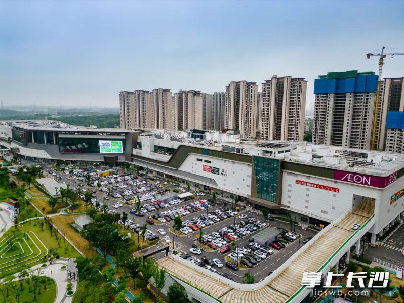 湖南创意设计总部大厦、永旺梦乐城长沙茶塘项目、湘江科学城科技服务中心等项目，正以高水准的技术集成，树立绿色建筑标杆。图为永旺梦乐城长沙茶塘项目。 均为通讯员供图