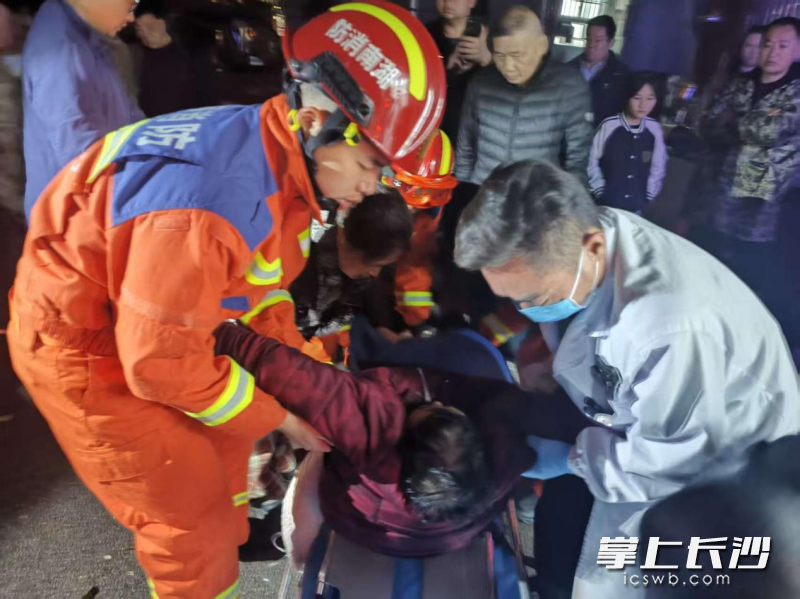 消防救援人员和医护人员联手营救晕倒老人。长沙晚报通讯员 廖鹏鹏 摄
