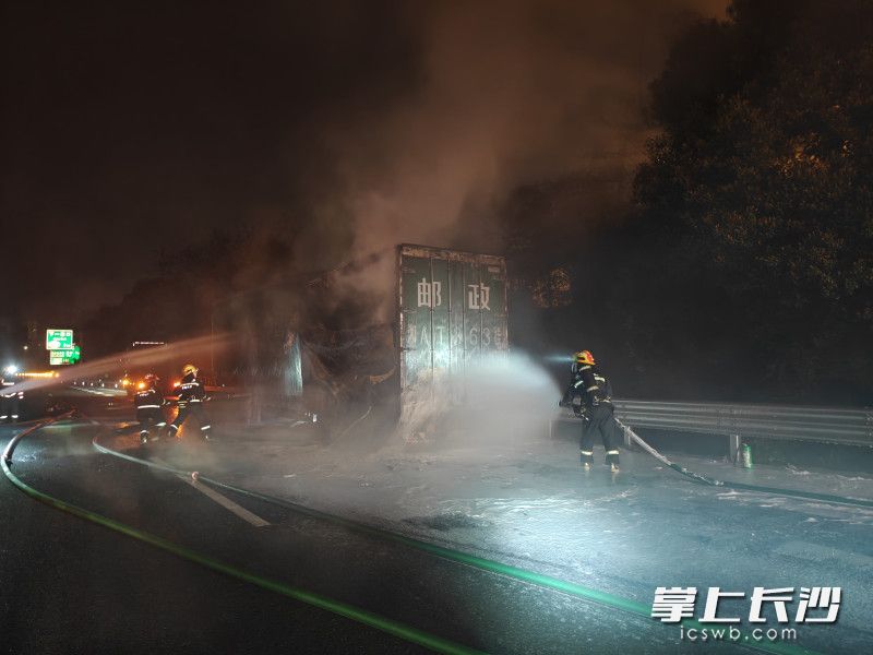 消防员正在快速处置起火的快递车。均为长沙晚报通讯员 王磊 摄