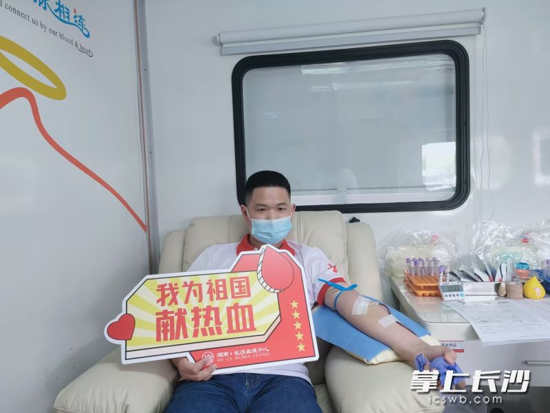 周军积极参与无偿献血活动。 均为受访者供图 周军积极参与无偿献血活动。 均为受访者供图