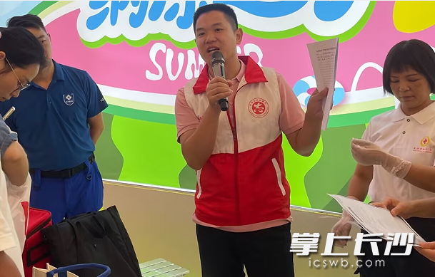 周军带着志愿者向公众普及应急救护知识。 周军带着志愿者向公众普及应急救护知识。