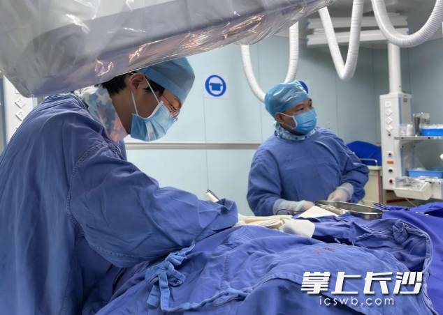 长沙市第四医院心血管内科三病区成功完成首例左束支区域生理性起搏联合心脏再同步治疗除颤器(LOT-CRTD)植入术。 长沙晚报通讯员 李婷 陈林林 供图 长沙市第四医院心血管内科三病区成功完成首例左束支区域生理性起搏联合心脏再同步治疗除颤器(LOT-CRTD)植入术。 长沙晚报通讯员 李婷 陈林林 供图