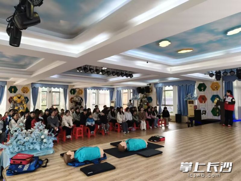 学员们围绕儿童气道异物梗阻急救方法、日常应急救护操作误区等问题展开热烈讨论。