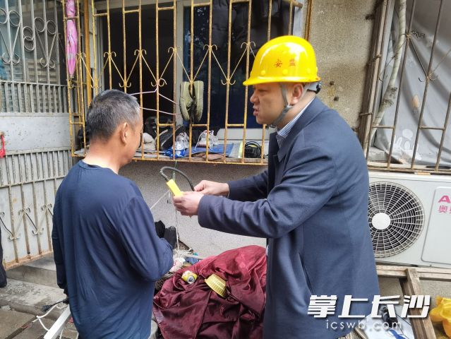 工作人员向居民普及“飞线充电”的危害。 长沙晚报通讯员 彭双艳 供图 工作人员向居民普及“飞线充电”的危害。 长沙晚报通讯员 彭双艳 供图