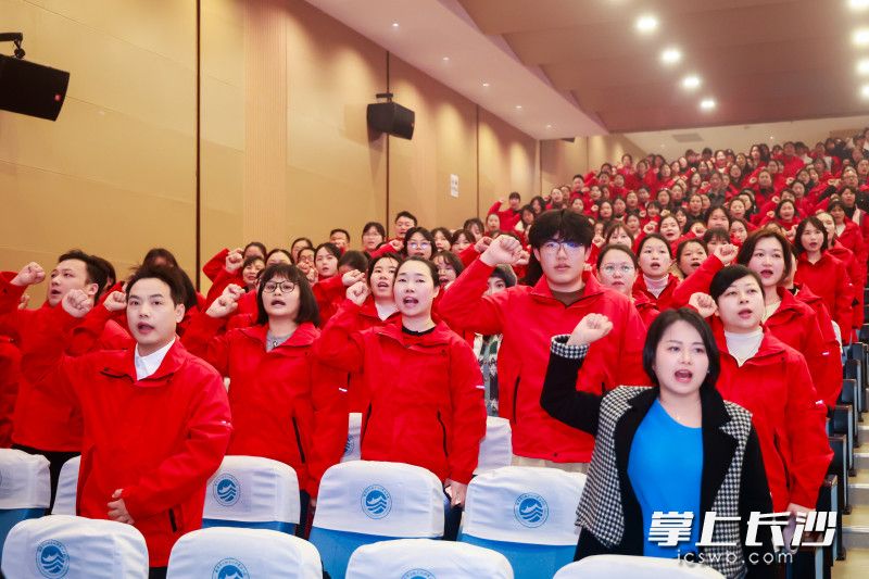 全体幼幼人庄严宣读师德师风誓言。 全体幼幼人庄严宣读师德师风誓言。