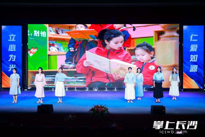 活动以“光之四态”,将幼教日常的师德师风故事搬上舞台。 活动以“光之四态”,将幼教日常的师德师风故事搬上舞台。